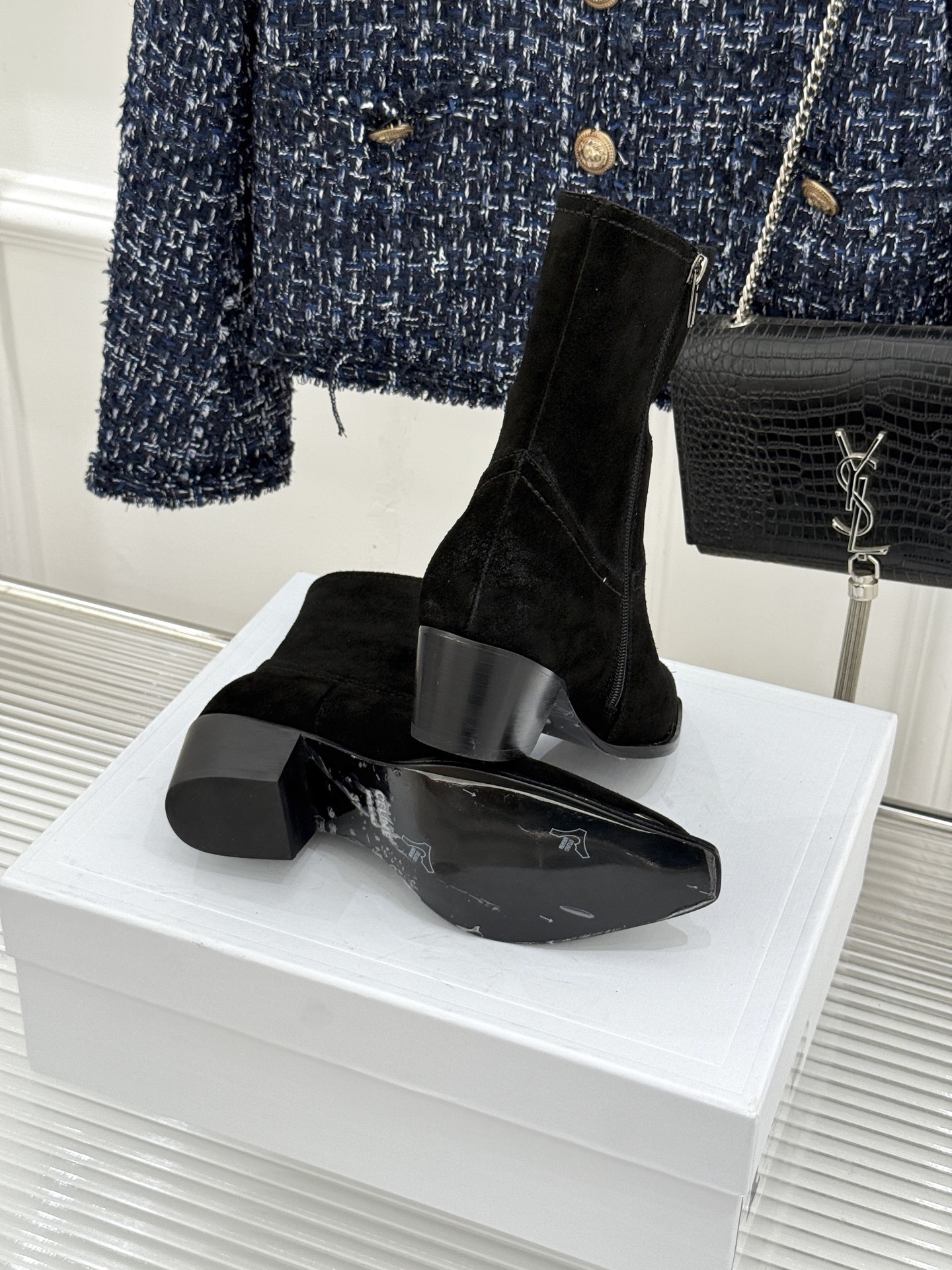 Celine /塞琳经典秋冬复古 金属头西部粗跟短靴 秋冬复古酷飒风天花板 头层小牛皮肌理细腻高级 亮面金属辨识度拉满 