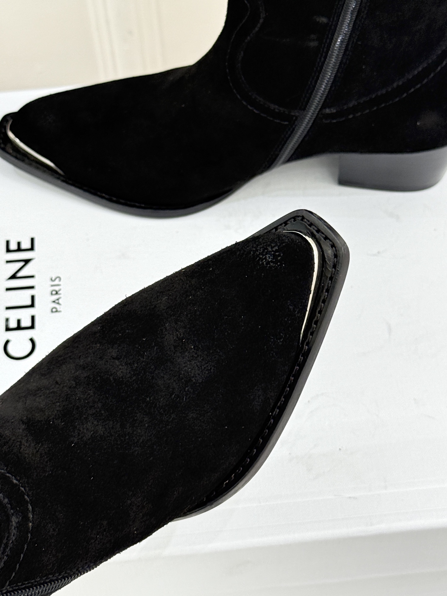 Celine /塞琳经典秋冬复古 金属头西部粗跟短靴 秋冬复古酷飒风天花板 头层小牛皮肌理细腻高级 亮面金属辨识度拉满 