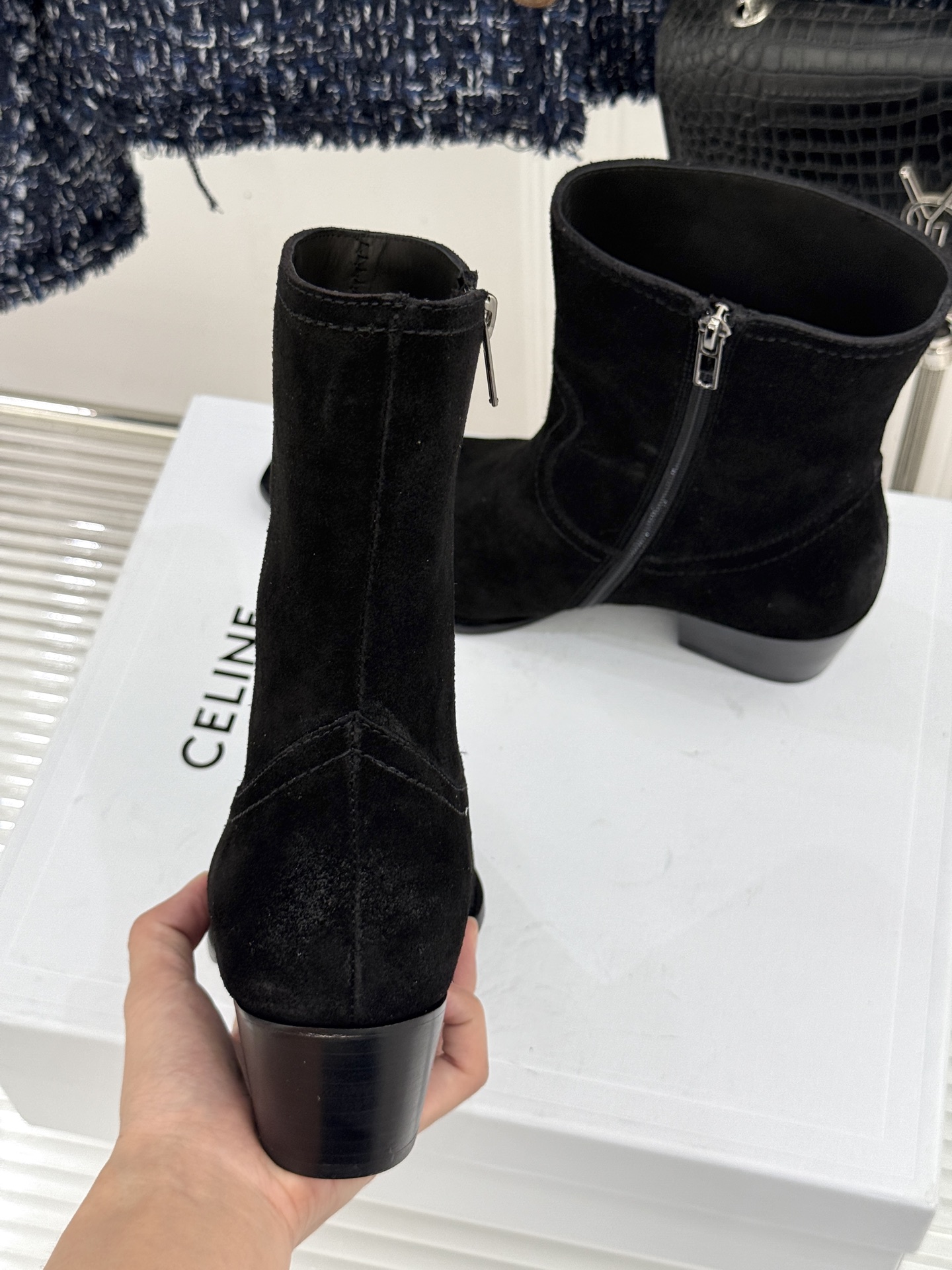 Celine /塞琳经典秋冬复古 金属头西部粗跟短靴 秋冬复古酷飒风天花板 头层小牛皮肌理细腻高级 亮面金属辨识度拉满 