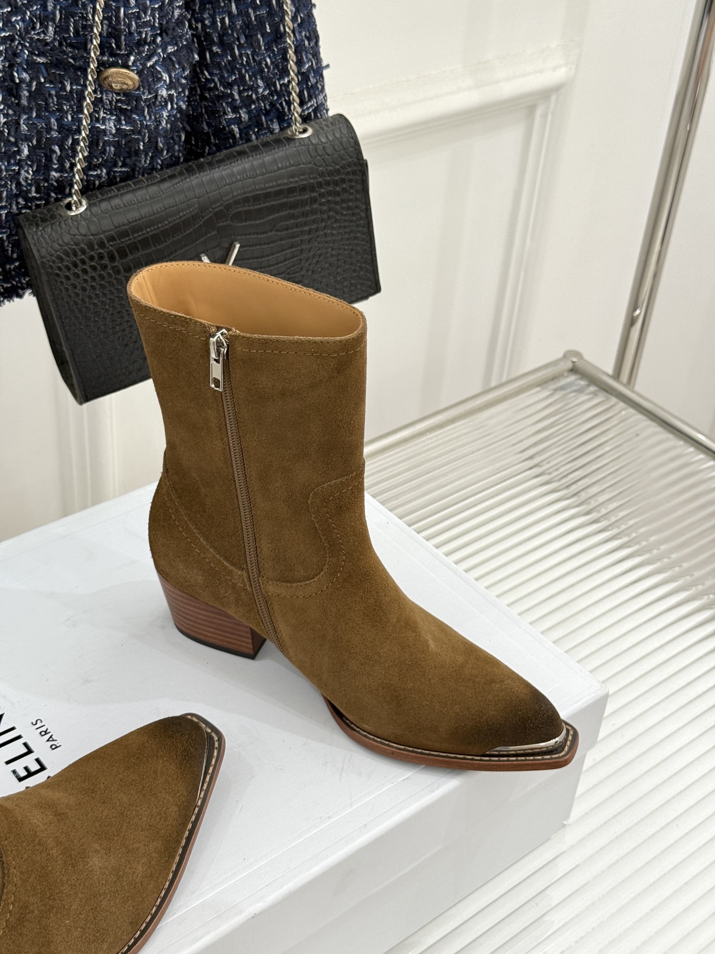 Celine /塞琳经典秋冬复古 金属头西部粗跟短靴 秋冬复古酷飒风天花板 头层小牛皮肌理细腻高级 亮面金属辨识度拉满 Celine /塞琳经典秋冬复古 金属头西部粗跟短靴 秋冬复古酷飒风天花板 头层小牛皮肌理细腻高级 亮面金属辨识度拉满