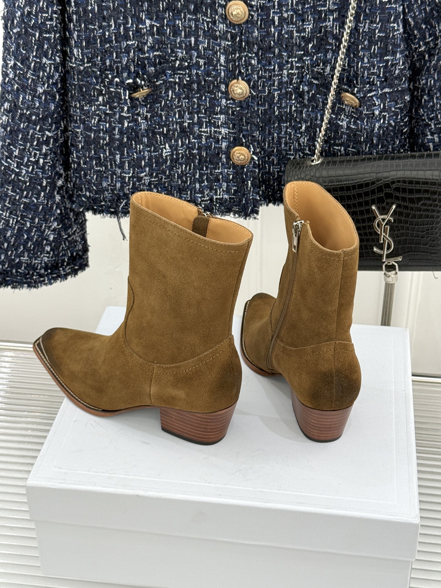 Celine /塞琳经典秋冬复古 金属头西部粗跟短靴 秋冬复古酷飒风天花板 头层小牛皮肌理细腻高级 亮面金属辨识度拉满 Celine /塞琳经典秋冬复古 金属头西部粗跟短靴 秋冬复古酷飒风天花板 头层小牛皮肌理细腻高级 亮面金属辨识度拉满
