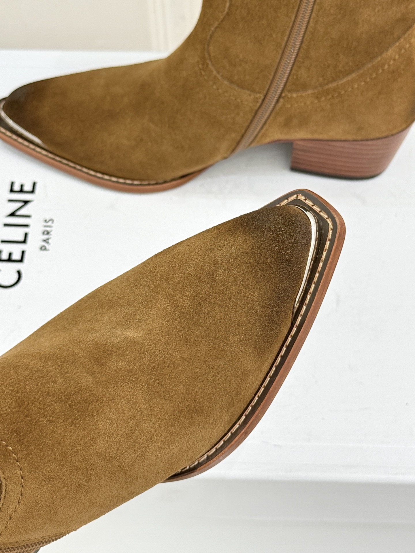 Celine /塞琳经典秋冬复古 金属头西部粗跟短靴 秋冬复古酷飒风天花板 头层小牛皮肌理细腻高级 亮面金属辨识度拉满 Celine /塞琳经典秋冬复古 金属头西部粗跟短靴 秋冬复古酷飒风天花板 头层小牛皮肌理细腻高级 亮面金属辨识度拉满