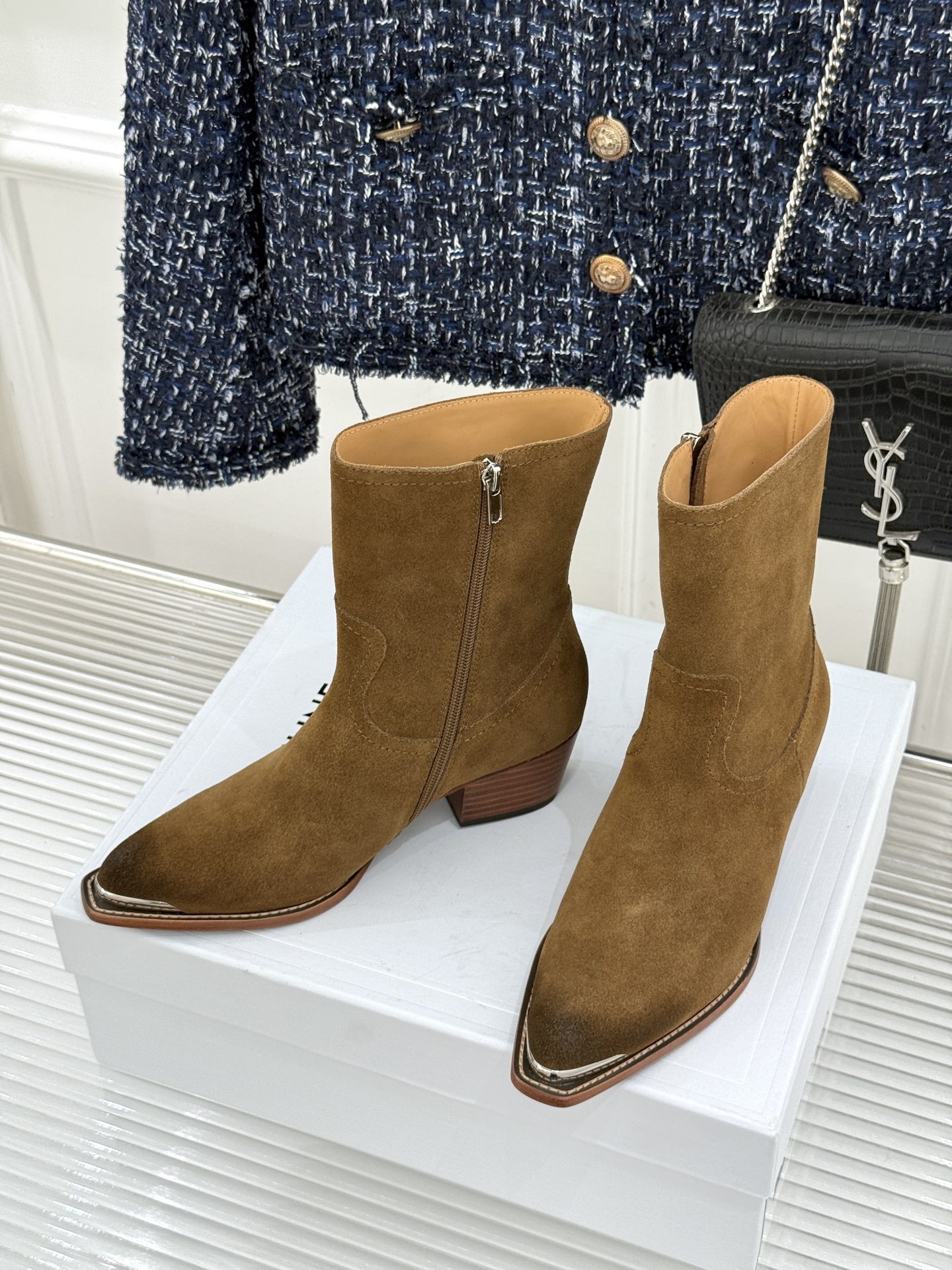 Celine /塞琳经典秋冬复古 金属头西部粗跟短靴 秋冬复古酷飒风天花板 头层小牛皮肌理细腻高级 亮面金属辨识度拉满 Celine /塞琳经典秋冬复古 金属头西部粗跟短靴 秋冬复古酷飒风天花板 头层小牛皮肌理细腻高级 亮面金属辨识度拉满