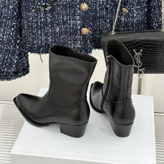 Celine /塞琳经典秋冬复古 金属头西部粗跟短靴 秋冬复古酷飒风天花板 头层小牛皮肌理细腻高级 亮面金属辨识度拉满 Celine /塞琳经典秋冬复古 金属头西部粗跟短靴 秋冬复古酷飒风天花板 头层小牛皮肌理细腻高级 亮面金属辨识度拉满