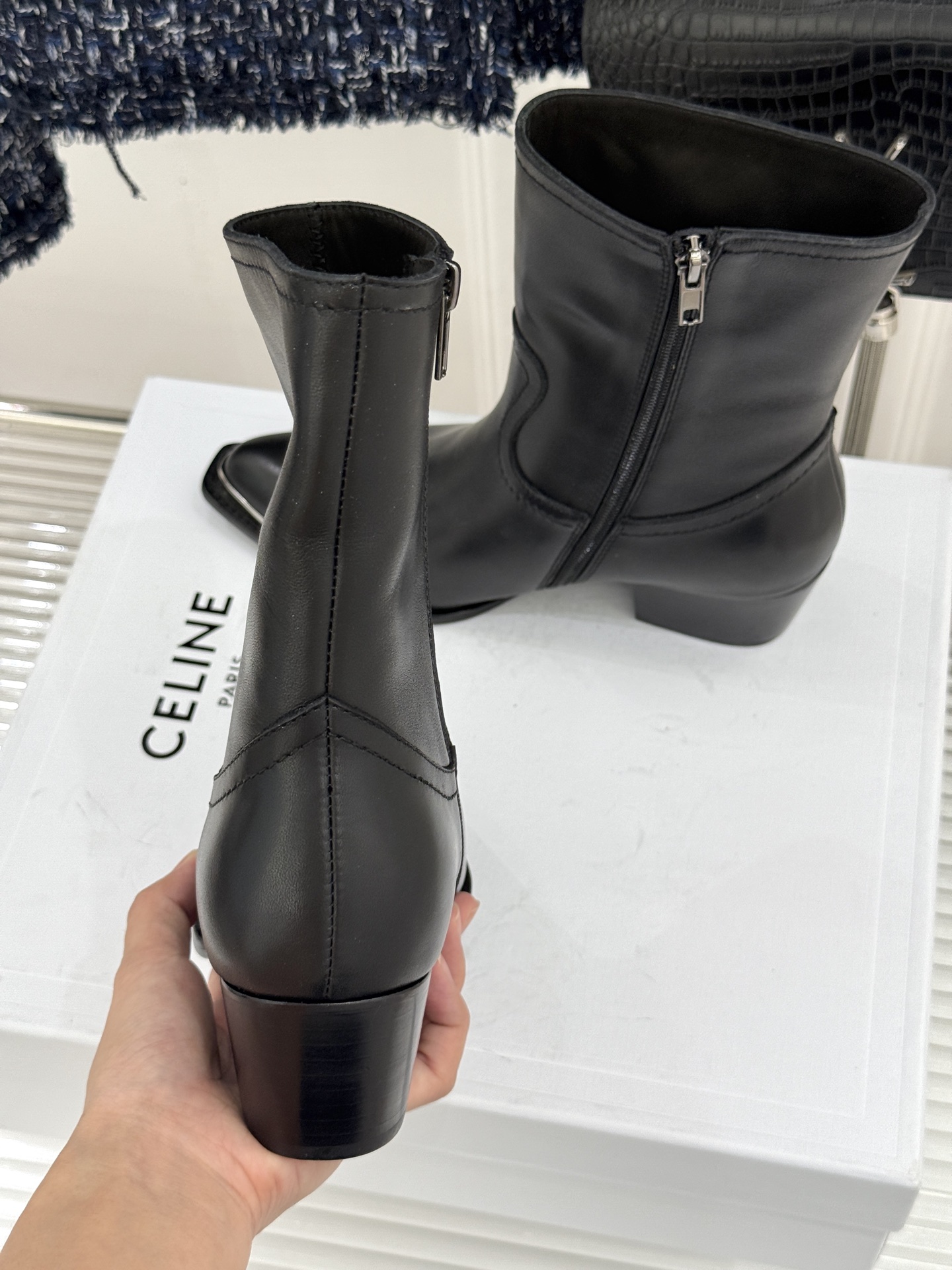 Celine /塞琳经典秋冬复古 金属头西部粗跟短靴 秋冬复古酷飒风天花板 头层小牛皮肌理细腻高级 亮面金属辨识度拉满 Celine /塞琳经典秋冬复古 金属头西部粗跟短靴 秋冬复古酷飒风天花板 头层小牛皮肌理细腻高级 亮面金属辨识度拉满