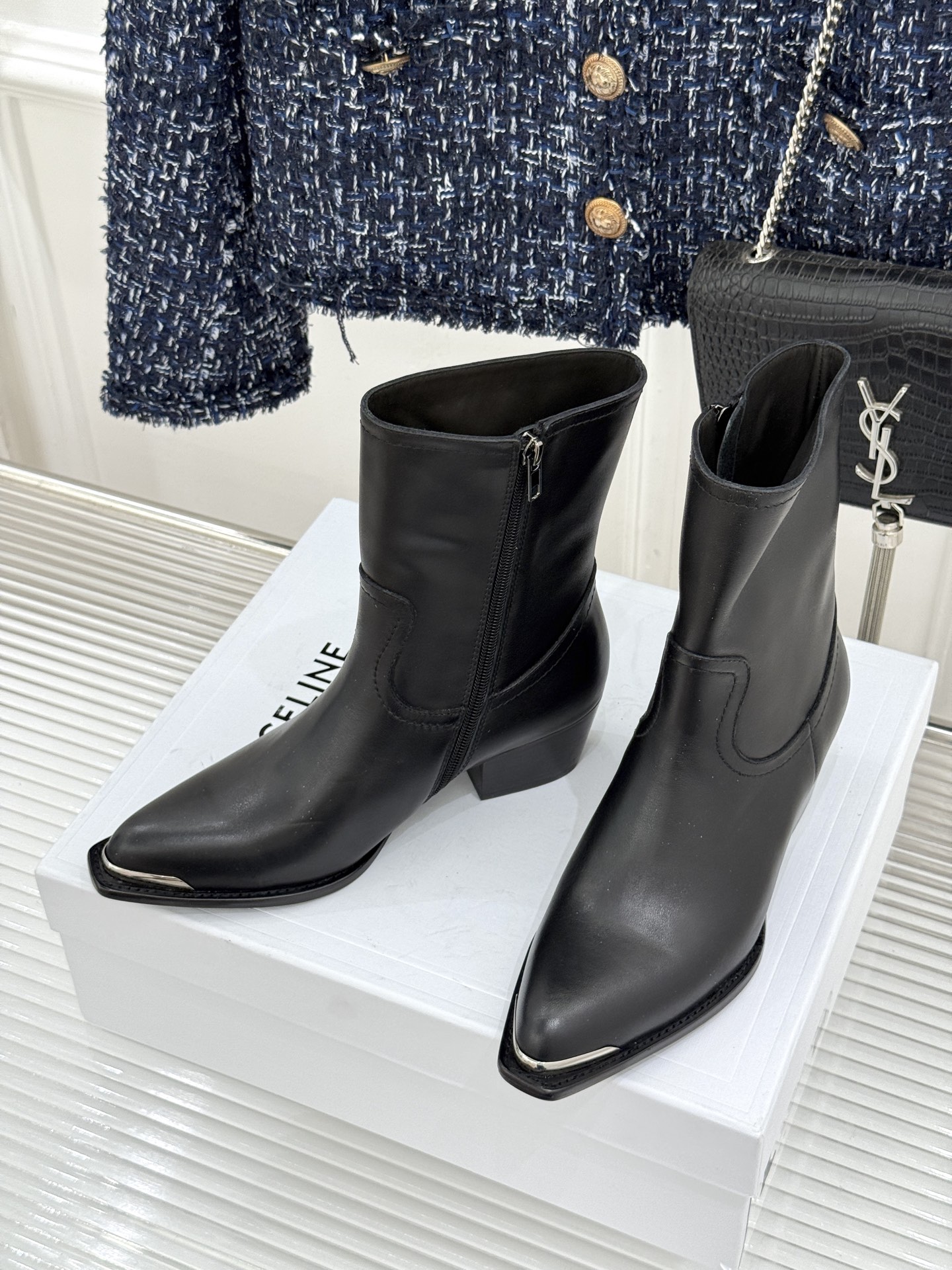Celine /塞琳经典秋冬复古 金属头西部粗跟短靴 秋冬复古酷飒风天花板 头层小牛皮肌理细腻高级 亮面金属辨识度拉满 Celine /塞琳经典秋冬复古 金属头西部粗跟短靴 秋冬复古酷飒风天花板 头层小牛皮肌理细腻高级 亮面金属辨识度拉满