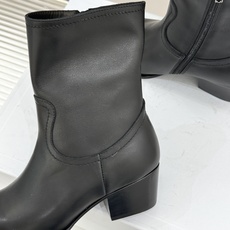Celine /塞琳经典秋冬复古 金属头西部粗跟短靴 秋冬复古酷飒风天花板 头层小牛皮肌理细腻高级 亮面金属辨识度拉满 Celine /塞琳经典秋冬复古 金属头西部粗跟短靴 秋冬复古酷飒风天花板 头层小牛皮肌理细腻高级 亮面金属辨识度拉满