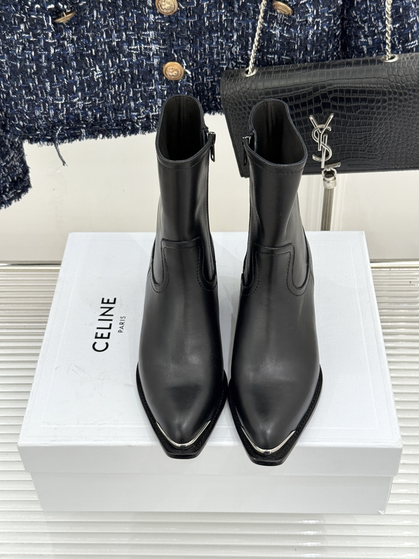 Celine /塞琳经典秋冬复古 金属头西部粗跟短靴 秋冬复古酷飒风天花板 头层小牛皮肌理细腻高级 亮面金属辨识度拉满 Celine /塞琳经典秋冬复古 金属头西部粗跟短靴 秋冬复古酷飒风天花板 头层小牛皮肌理细腻高级 亮面金属辨识度拉满