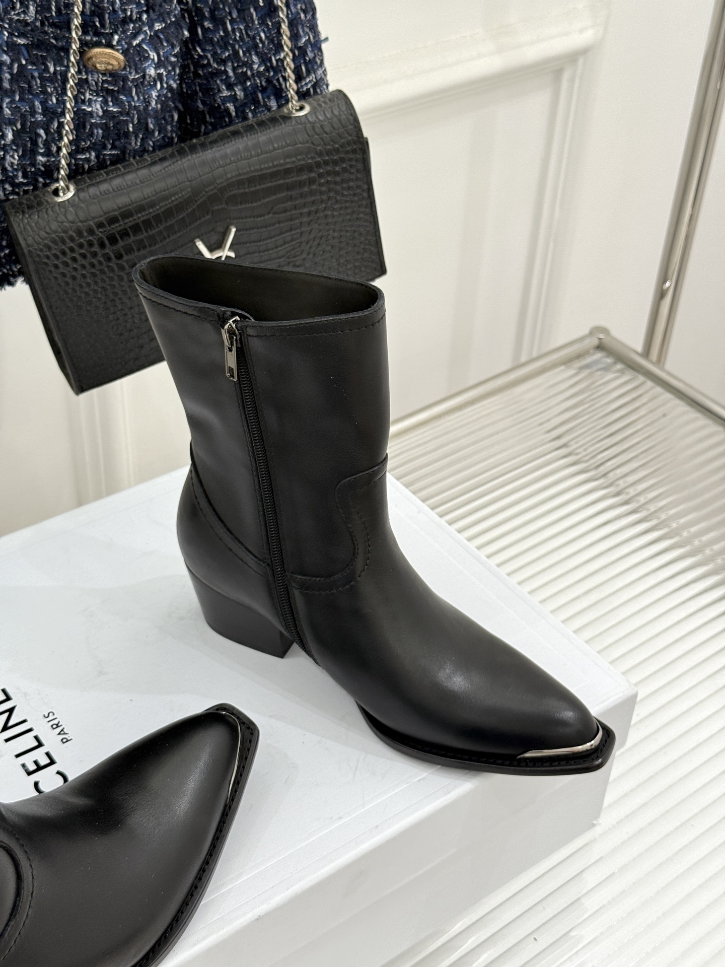 Celine /塞琳经典秋冬复古 金属头西部粗跟短靴 秋冬复古酷飒风天花板 头层小牛皮肌理细腻高级 亮面金属辨识度拉满 Celine /塞琳经典秋冬复古 金属头西部粗跟短靴 秋冬复古酷飒风天花板 头层小牛皮肌理细腻高级 亮面金属辨识度拉满