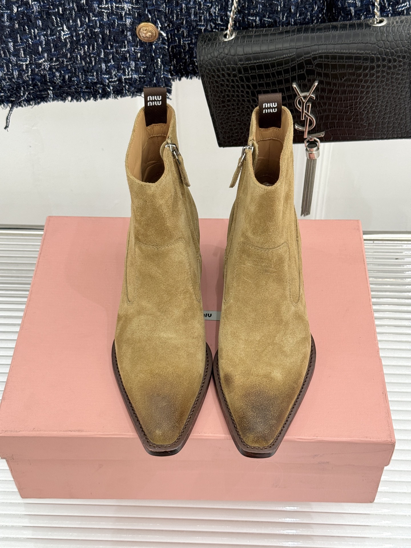 Miu Miu/缪缪经典秋冬复古 西部粗跟短靴 秋冬复古酷飒风天花板 做旧擦色牛皮自带腔调 金属环扣勾勒酷飒细节 粗跟稳 Miu Miu/缪缪经典秋冬复古 西部粗跟短靴 秋冬复古酷飒风天花板 做旧擦色牛皮自带腔调 金属环扣勾勒酷飒细节 粗跟稳
