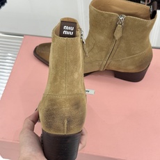 Miu Miu/缪缪经典秋冬复古 西部粗跟短靴 秋冬复古酷飒风天花板 做旧擦色牛皮自带腔调 金属环扣勾勒酷飒细节 粗跟稳 Miu Miu/缪缪经典秋冬复古 西部粗跟短靴 秋冬复古酷飒风天花板 做旧擦色牛皮自带腔调 金属环扣勾勒酷飒细节 粗跟稳