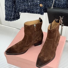 Miu Miu/缪缪经典秋冬复古 西部粗跟短靴 秋冬复古酷飒风天花板 做旧擦色牛皮自带腔调 金属环扣勾勒酷飒细节 粗跟稳 Miu Miu/缪缪经典秋冬复古 西部粗跟短靴 秋冬复古酷飒风天花板 做旧擦色牛皮自带腔调 金属环扣勾勒酷飒细节 粗跟稳
