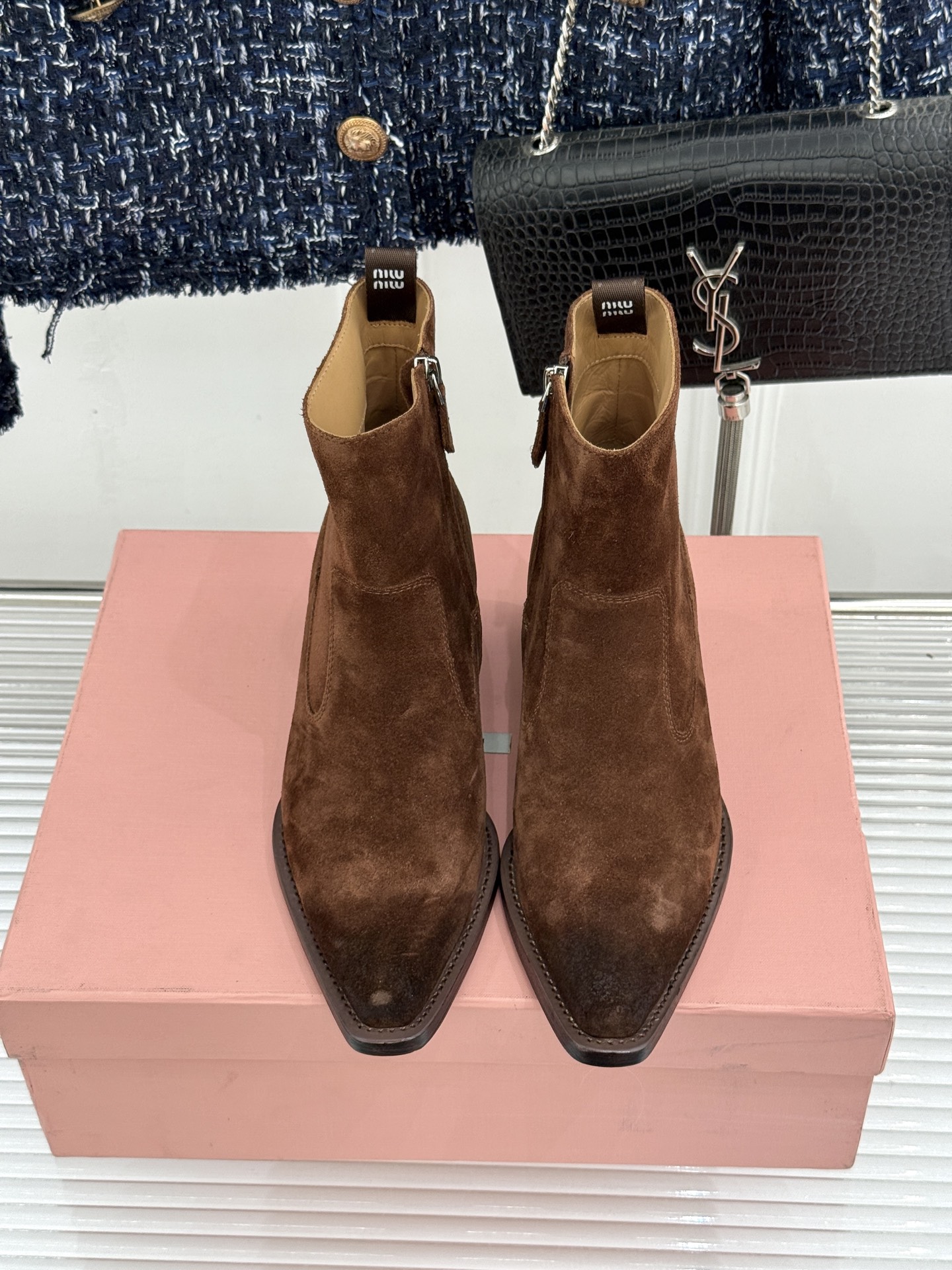 Miu Miu/缪缪经典秋冬复古 西部粗跟短靴 秋冬复古酷飒风天花板 做旧擦色牛皮自带腔调 金属环扣勾勒酷飒细节 粗跟稳 Miu Miu/缪缪经典秋冬复古 西部粗跟短靴 秋冬复古酷飒风天花板 做旧擦色牛皮自带腔调 金属环扣勾勒酷飒细节 粗跟稳