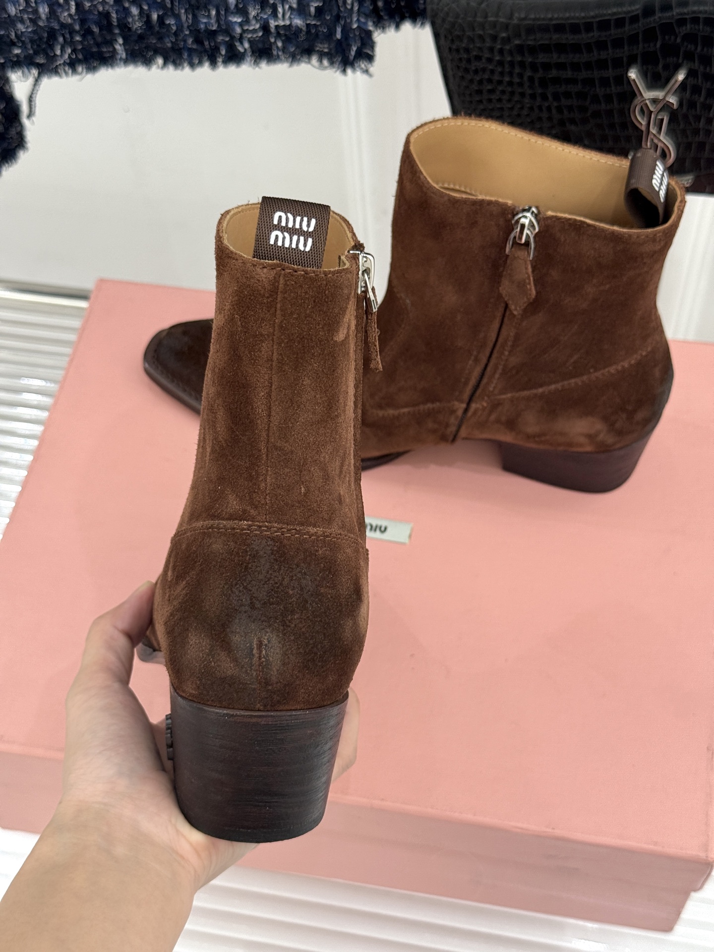 Miu Miu/缪缪经典秋冬复古 西部粗跟短靴 秋冬复古酷飒风天花板 做旧擦色牛皮自带腔调 金属环扣勾勒酷飒细节 粗跟稳 Miu Miu/缪缪经典秋冬复古 西部粗跟短靴 秋冬复古酷飒风天花板 做旧擦色牛皮自带腔调 金属环扣勾勒酷飒细节 粗跟稳