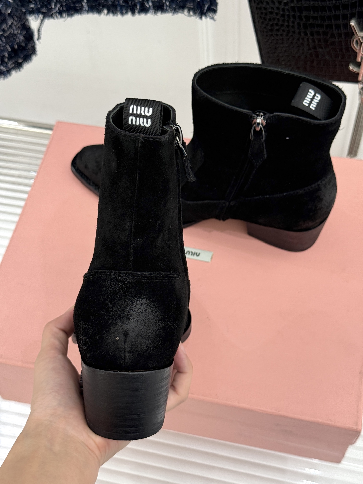 Miu Miu/缪缪经典秋冬复古 西部粗跟短靴 秋冬复古酷飒风天花板 做旧擦色牛皮自带腔调 金属环扣勾勒酷飒细节 粗跟稳