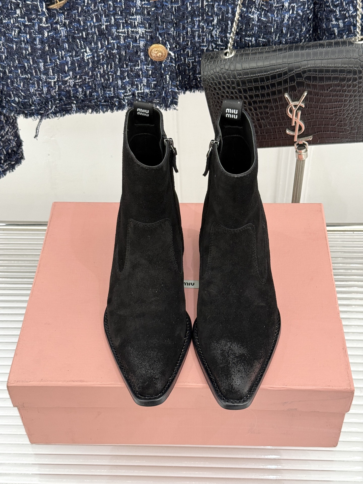 Miu Miu/缪缪经典秋冬复古 西部粗跟短靴 秋冬复古酷飒风天花板 做旧擦色牛皮自带腔调 金属环扣勾勒酷飒细节 粗跟稳