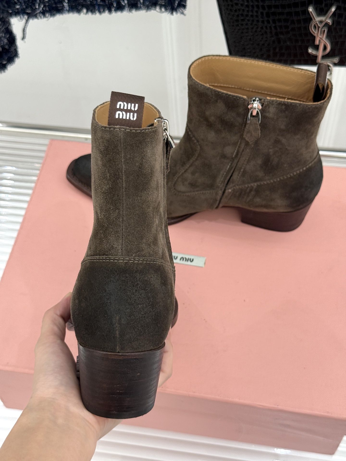 Miu Miu/缪缪经典秋冬复古 西部粗跟短靴 秋冬复古酷飒风天花板 做旧擦色牛皮自带腔调 金属环扣勾勒酷飒细节 粗跟稳 Miu Miu/缪缪经典秋冬复古 西部粗跟短靴 秋冬复古酷飒风天花板 做旧擦色牛皮自带腔调 金属环扣勾勒酷飒细节 粗跟稳