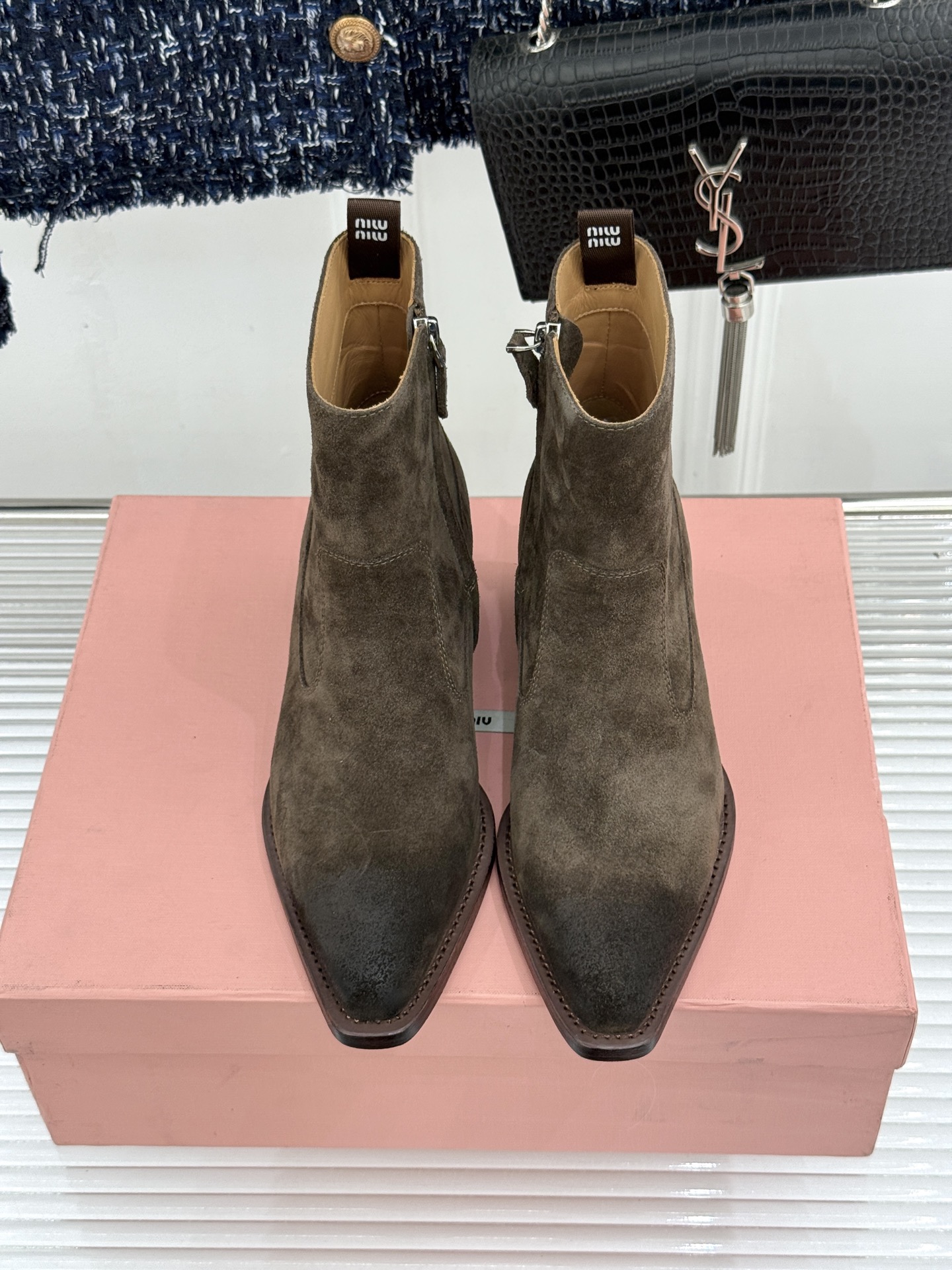 Miu Miu/缪缪经典秋冬复古 西部粗跟短靴 秋冬复古酷飒风天花板 做旧擦色牛皮自带腔调 金属环扣勾勒酷飒细节 粗跟稳 Miu Miu/缪缪经典秋冬复古 西部粗跟短靴 秋冬复古酷飒风天花板 做旧擦色牛皮自带腔调 金属环扣勾勒酷飒细节 粗跟稳