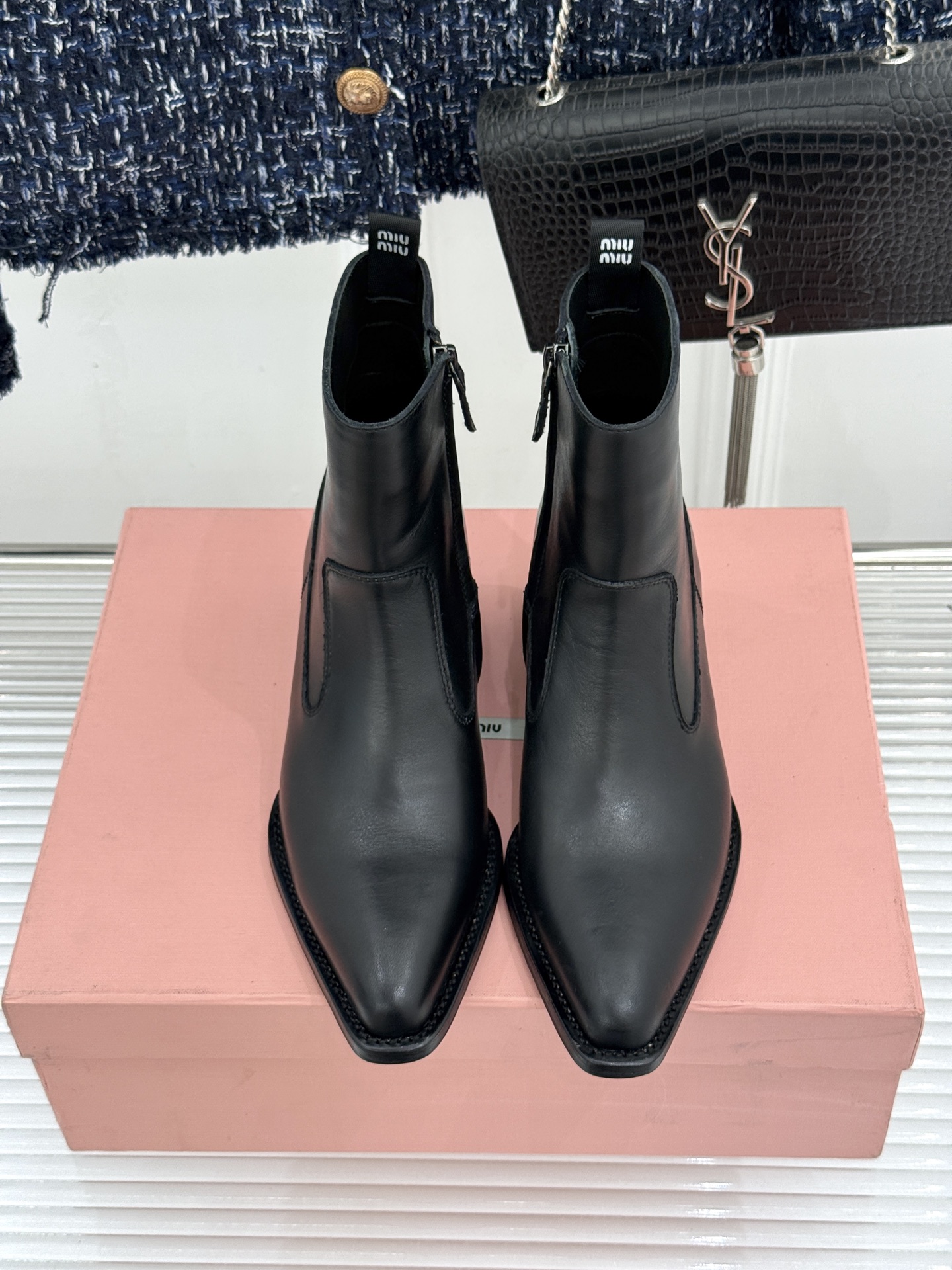 Miu Miu/缪缪经典秋冬复古 西部粗跟短靴 秋冬复古酷飒风天花板 做旧擦色牛皮自带腔调 金属环扣勾勒酷飒细节 粗跟稳 Miu Miu/缪缪经典秋冬复古 西部粗跟短靴 秋冬复古酷飒风天花板 做旧擦色牛皮自带腔调 金属环扣勾勒酷飒细节 粗跟稳
