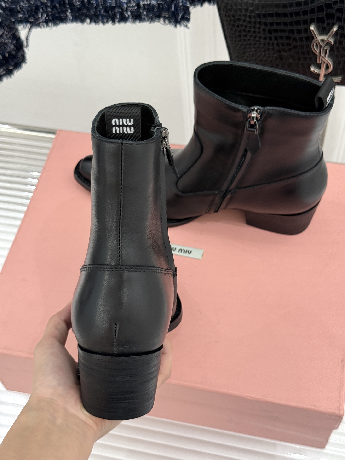 Miu Miu/缪缪经典秋冬复古 西部粗跟短靴 秋冬复古酷飒风天花板 做旧擦色牛皮自带腔调 金属环扣勾勒酷飒细节 粗跟稳 Miu Miu/缪缪经典秋冬复古 西部粗跟短靴 秋冬复古酷飒风天花板 做旧擦色牛皮自带腔调 金属环扣勾勒酷飒细节 粗跟稳