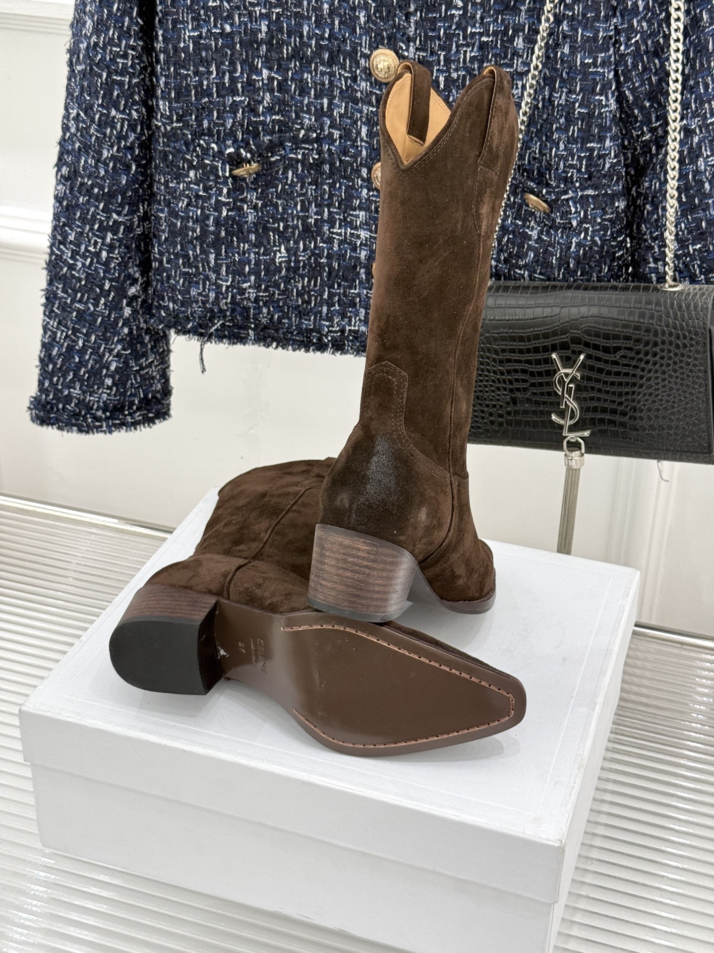 Celine /塞琳经典秋冬复古 西部缝线粗跟短靴 秋冬穿搭的灵魂单品 经典款永不过时 鞋柜必备投资级单品 细节尽显品牌 Celine /塞琳经典秋冬复古 西部缝线粗跟短靴 秋冬穿搭的灵魂单品 经典款永不过时 鞋柜必备投资级单品 细节尽显品牌