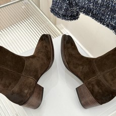 Celine /塞琳经典秋冬复古 西部缝线粗跟短靴 秋冬穿搭的灵魂单品 经典款永不过时 鞋柜必备投资级单品 细节尽显品牌 Celine /塞琳经典秋冬复古 西部缝线粗跟短靴 秋冬穿搭的灵魂单品 经典款永不过时 鞋柜必备投资级单品 细节尽显品牌