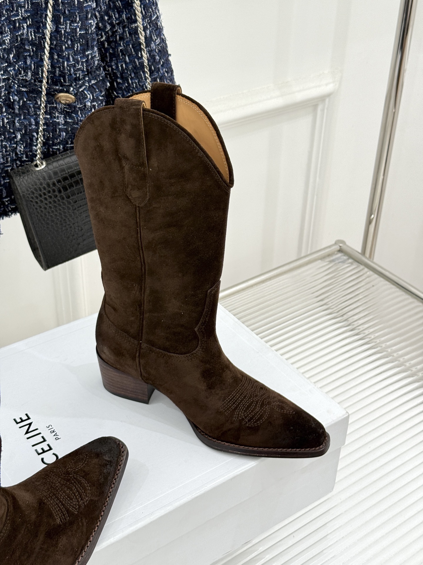 Celine /塞琳经典秋冬复古 西部缝线粗跟短靴 秋冬穿搭的灵魂单品 经典款永不过时 鞋柜必备投资级单品 细节尽显品牌 Celine /塞琳经典秋冬复古 西部缝线粗跟短靴 秋冬穿搭的灵魂单品 经典款永不过时 鞋柜必备投资级单品 细节尽显品牌