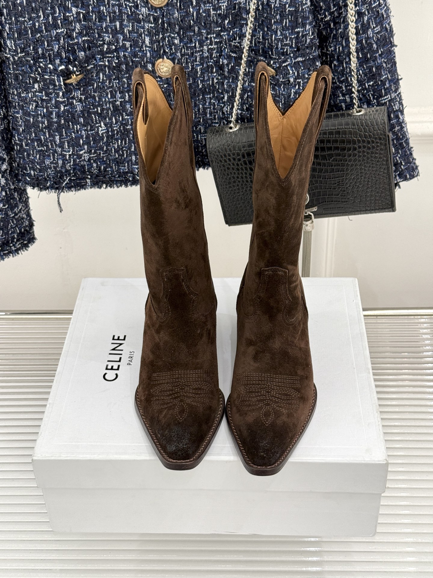 Celine /塞琳经典秋冬复古 西部缝线粗跟短靴 秋冬穿搭的灵魂单品 经典款永不过时 鞋柜必备投资级单品 细节尽显品牌 Celine /塞琳经典秋冬复古 西部缝线粗跟短靴 秋冬穿搭的灵魂单品 经典款永不过时 鞋柜必备投资级单品 细节尽显品牌
