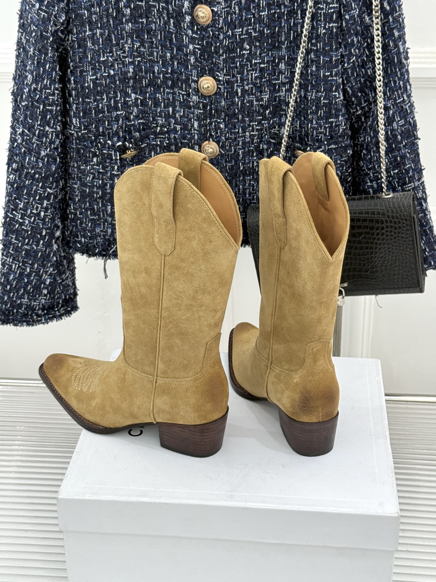 Celine /塞琳经典秋冬复古 西部缝线粗跟短靴 秋冬穿搭的灵魂单品 经典款永不过时 鞋柜必备投资级单品 细节尽显品牌 Celine /塞琳经典秋冬复古 西部缝线粗跟短靴 秋冬穿搭的灵魂单品 经典款永不过时 鞋柜必备投资级单品 细节尽显品牌