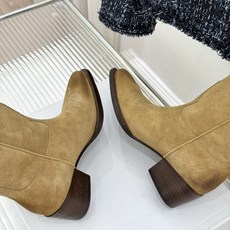 Celine /塞琳经典秋冬复古 西部缝线粗跟短靴 秋冬穿搭的灵魂单品 经典款永不过时 鞋柜必备投资级单品 细节尽显品牌 Celine /塞琳经典秋冬复古 西部缝线粗跟短靴 秋冬穿搭的灵魂单品 经典款永不过时 鞋柜必备投资级单品 细节尽显品牌