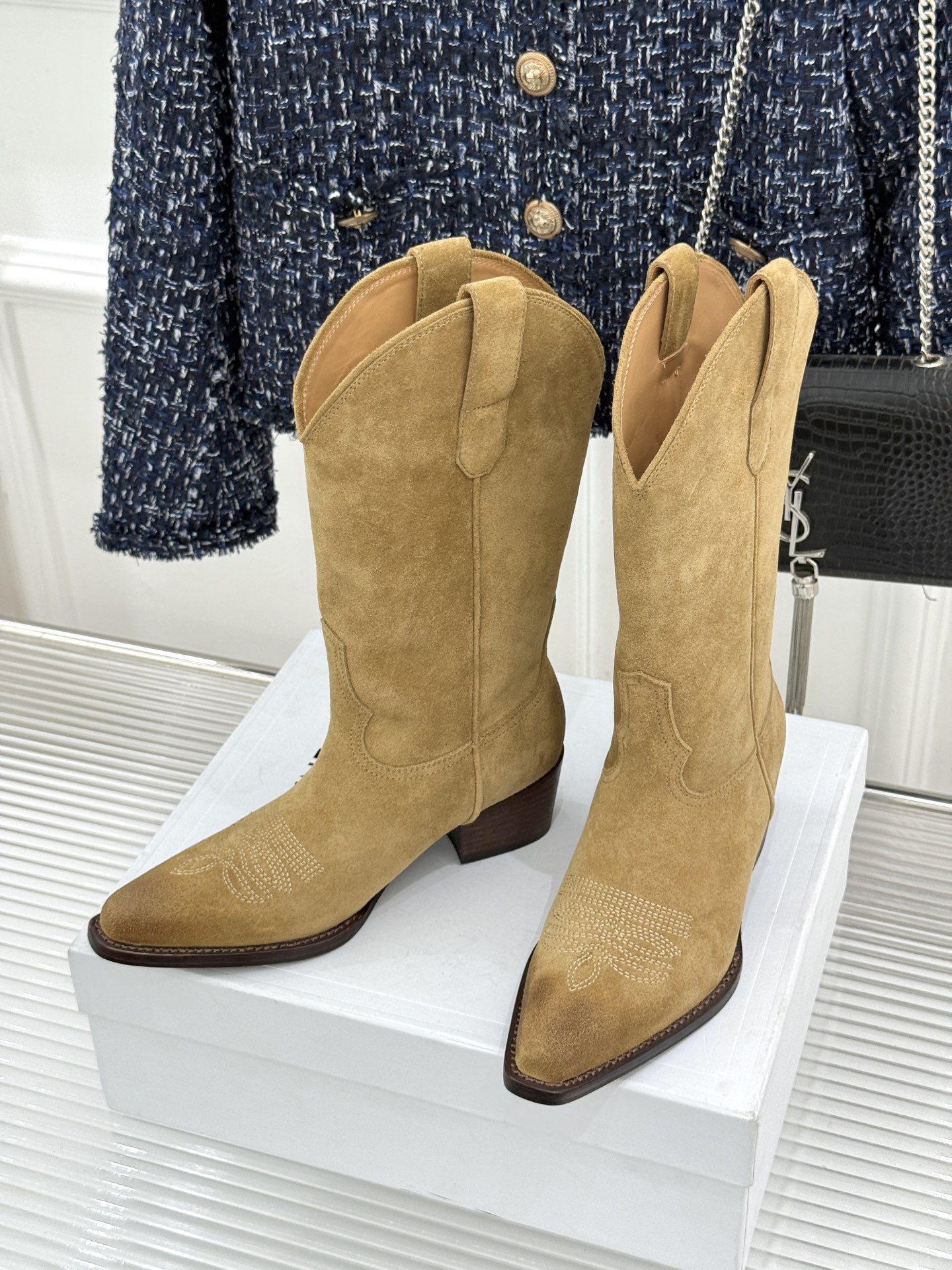 Celine /塞琳经典秋冬复古 西部缝线粗跟短靴 秋冬穿搭的灵魂单品 经典款永不过时 鞋柜必备投资级单品 细节尽显品牌 Celine /塞琳经典秋冬复古 西部缝线粗跟短靴 秋冬穿搭的灵魂单品 经典款永不过时 鞋柜必备投资级单品 细节尽显品牌