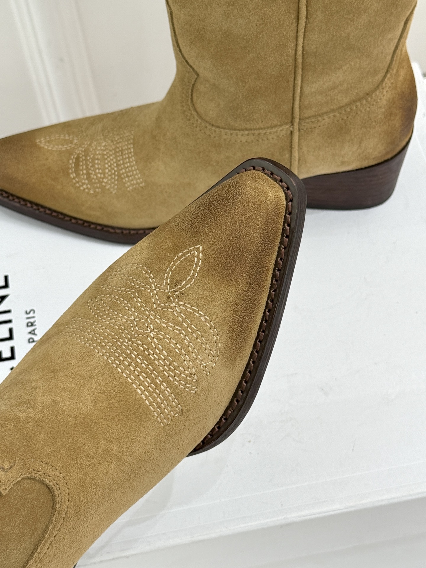 Celine /塞琳经典秋冬复古 西部缝线粗跟短靴 秋冬穿搭的灵魂单品 经典款永不过时 鞋柜必备投资级单品 细节尽显品牌 Celine /塞琳经典秋冬复古 西部缝线粗跟短靴 秋冬穿搭的灵魂单品 经典款永不过时 鞋柜必备投资级单品 细节尽显品牌