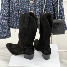 Celine /塞琳经典秋冬复古 西部缝线粗跟短靴 秋冬穿搭的灵魂单品 经典款永不过时 鞋柜必备投资级单品 细节尽显品牌 Celine /塞琳经典秋冬复古 西部缝线粗跟短靴 秋冬穿搭的灵魂单品 经典款永不过时 鞋柜必备投资级单品 细节尽显品牌