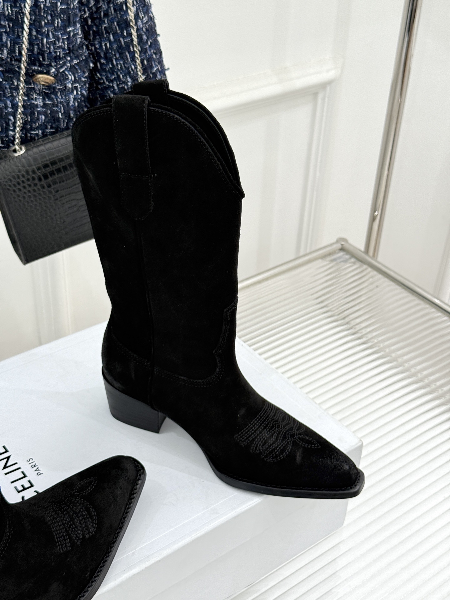 Celine /塞琳经典秋冬复古 西部缝线粗跟短靴 秋冬穿搭的灵魂单品 经典款永不过时 鞋柜必备投资级单品 细节尽显品牌 Celine /塞琳经典秋冬复古 西部缝线粗跟短靴 秋冬穿搭的灵魂单品 经典款永不过时 鞋柜必备投资级单品 细节尽显品牌