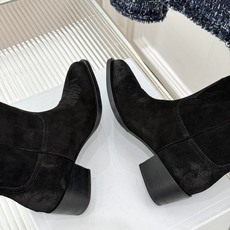 Celine /塞琳经典秋冬复古 西部缝线粗跟短靴 秋冬穿搭的灵魂单品 经典款永不过时 鞋柜必备投资级单品 细节尽显品牌 Celine /塞琳经典秋冬复古 西部缝线粗跟短靴 秋冬穿搭的灵魂单品 经典款永不过时 鞋柜必备投资级单品 细节尽显品牌