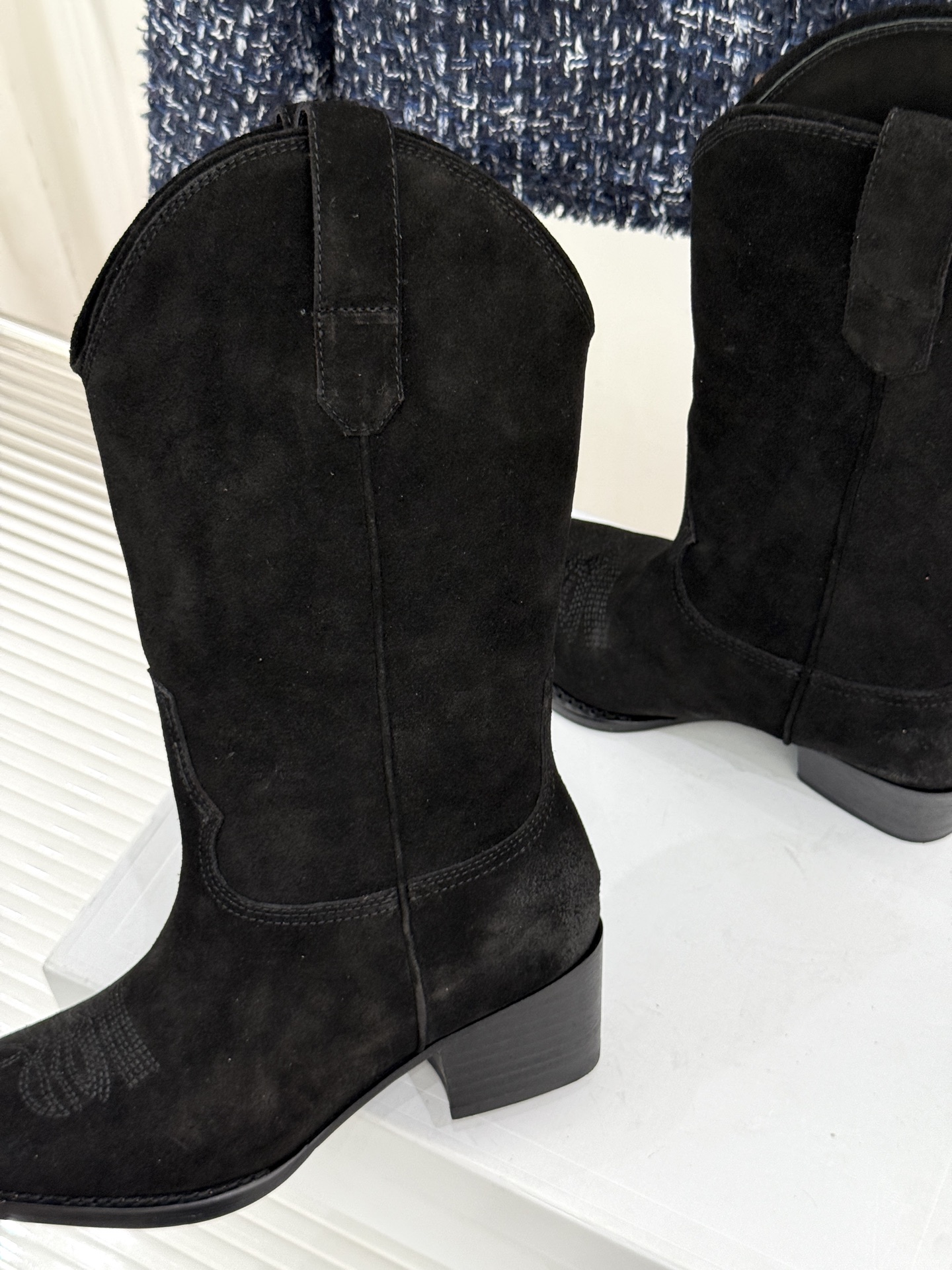 Celine /塞琳经典秋冬复古 西部缝线粗跟短靴 秋冬穿搭的灵魂单品 经典款永不过时 鞋柜必备投资级单品 细节尽显品牌 Celine /塞琳经典秋冬复古 西部缝线粗跟短靴 秋冬穿搭的灵魂单品 经典款永不过时 鞋柜必备投资级单品 细节尽显品牌