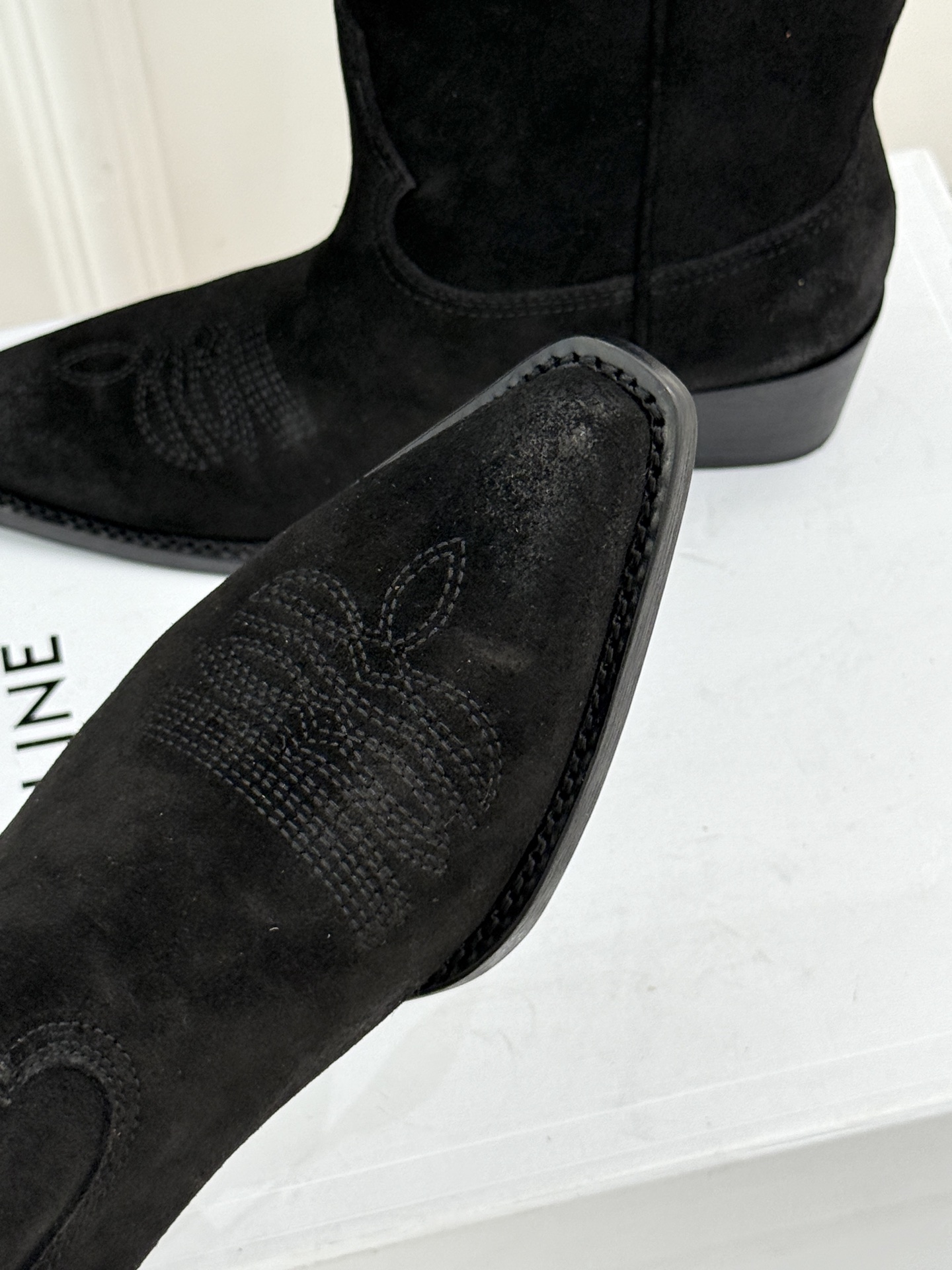 Celine /塞琳经典秋冬复古 西部缝线粗跟短靴 秋冬穿搭的灵魂单品 经典款永不过时 鞋柜必备投资级单品 细节尽显品牌 Celine /塞琳经典秋冬复古 西部缝线粗跟短靴 秋冬穿搭的灵魂单品 经典款永不过时 鞋柜必备投资级单品 细节尽显品牌