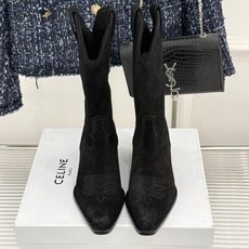 Celine /塞琳经典秋冬复古 西部缝线粗跟短靴 秋冬穿搭的灵魂单品 经典款永不过时 鞋柜必备投资级单品 细节尽显品牌 Celine /塞琳经典秋冬复古 西部缝线粗跟短靴 秋冬穿搭的灵魂单品 经典款永不过时 鞋柜必备投资级单品 细节尽显品牌