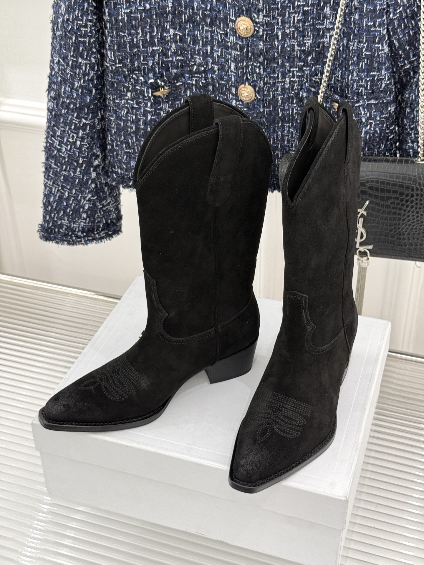 Celine /塞琳经典秋冬复古 西部缝线粗跟短靴 秋冬穿搭的灵魂单品 经典款永不过时 鞋柜必备投资级单品 细节尽显品牌 Celine /塞琳经典秋冬复古 西部缝线粗跟短靴 秋冬穿搭的灵魂单品 经典款永不过时 鞋柜必备投资级单品 细节尽显品牌