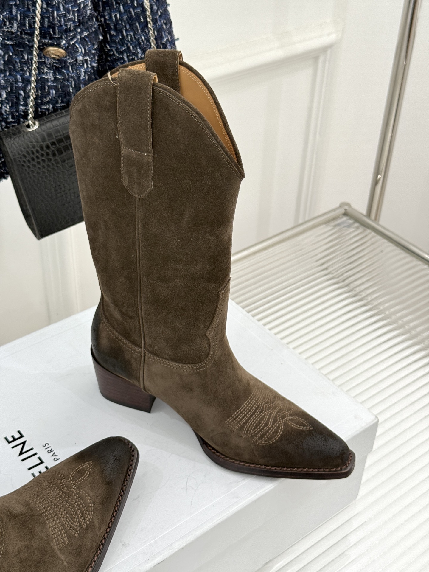 Celine /塞琳经典秋冬复古 西部缝线粗跟短靴 秋冬穿搭的灵魂单品 经典款永不过时 鞋柜必备投资级单品 细节尽显品牌 Celine /塞琳经典秋冬复古 西部缝线粗跟短靴 秋冬穿搭的灵魂单品 经典款永不过时 鞋柜必备投资级单品 细节尽显品牌