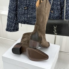 Celine /塞琳经典秋冬复古 西部缝线粗跟短靴 秋冬穿搭的灵魂单品 经典款永不过时 鞋柜必备投资级单品 细节尽显品牌 Celine /塞琳经典秋冬复古 西部缝线粗跟短靴 秋冬穿搭的灵魂单品 经典款永不过时 鞋柜必备投资级单品 细节尽显品牌
