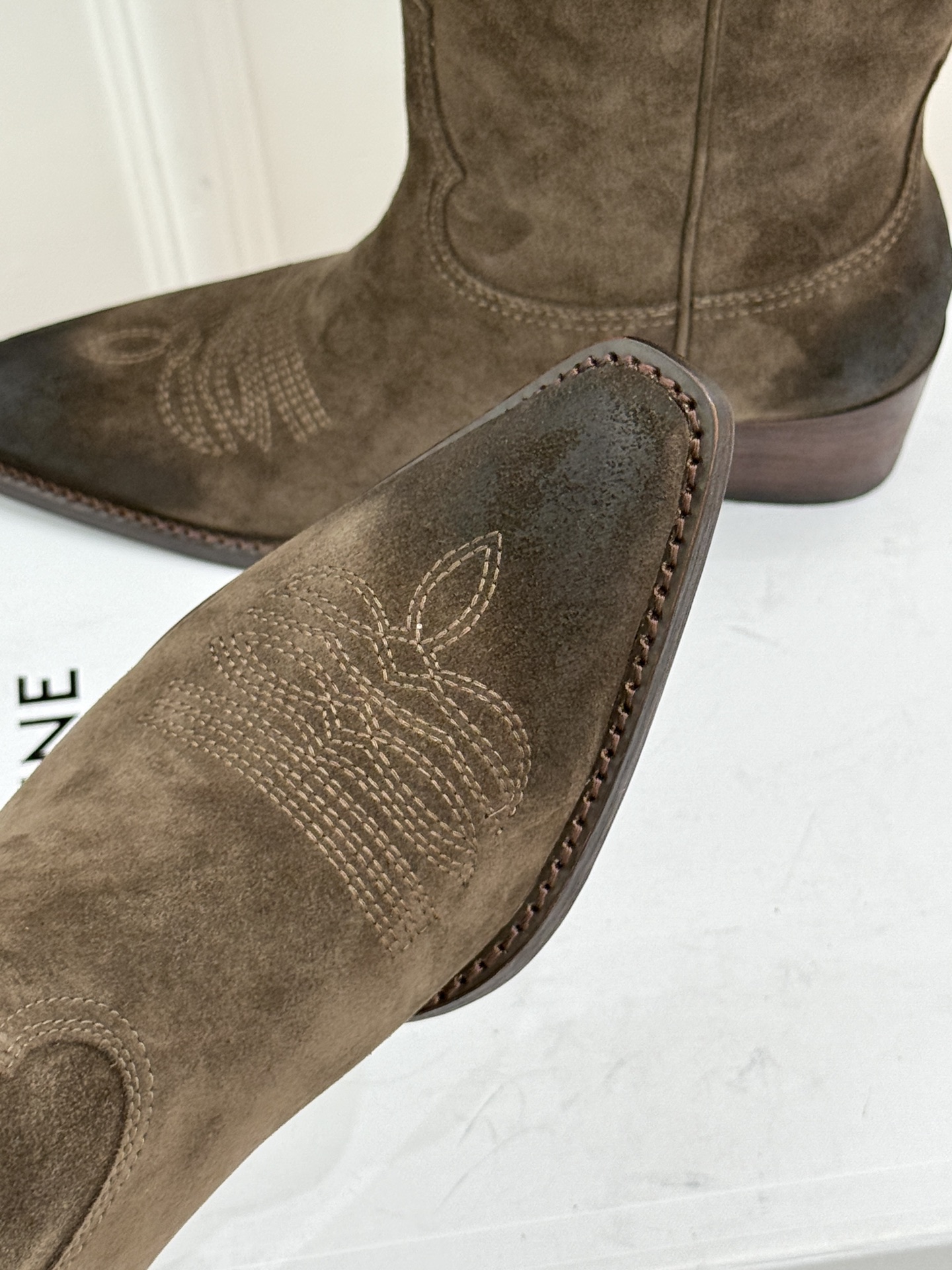 Celine /塞琳经典秋冬复古 西部缝线粗跟短靴 秋冬穿搭的灵魂单品 经典款永不过时 鞋柜必备投资级单品 细节尽显品牌 Celine /塞琳经典秋冬复古 西部缝线粗跟短靴 秋冬穿搭的灵魂单品 经典款永不过时 鞋柜必备投资级单品 细节尽显品牌