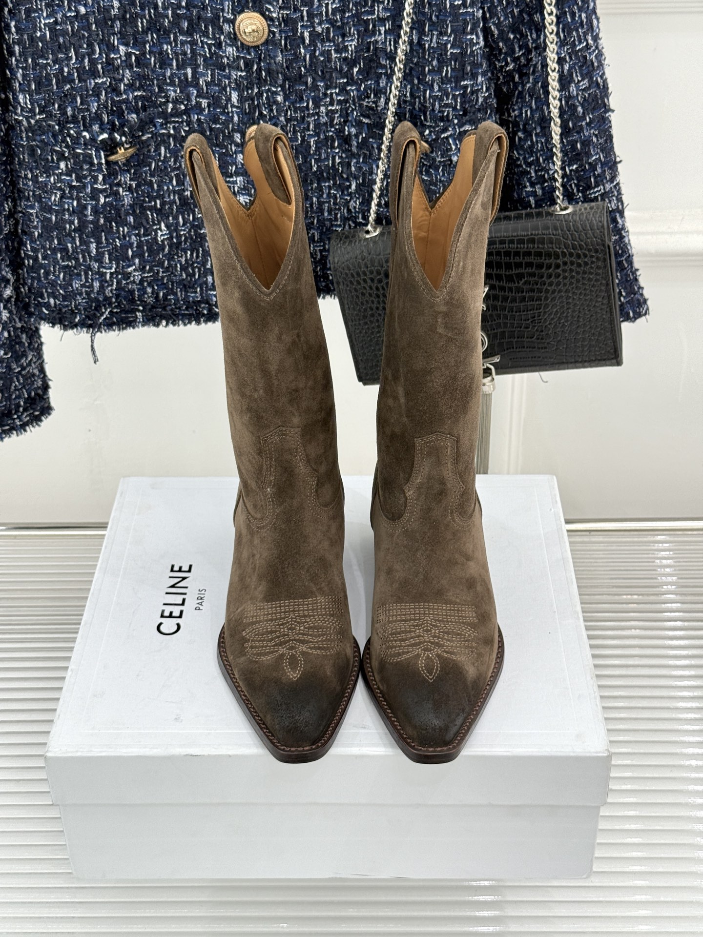 Celine /塞琳经典秋冬复古 西部缝线粗跟短靴 秋冬穿搭的灵魂单品 经典款永不过时 鞋柜必备投资级单品 细节尽显品牌 Celine /塞琳经典秋冬复古 西部缝线粗跟短靴 秋冬穿搭的灵魂单品 经典款永不过时 鞋柜必备投资级单品 细节尽显品牌