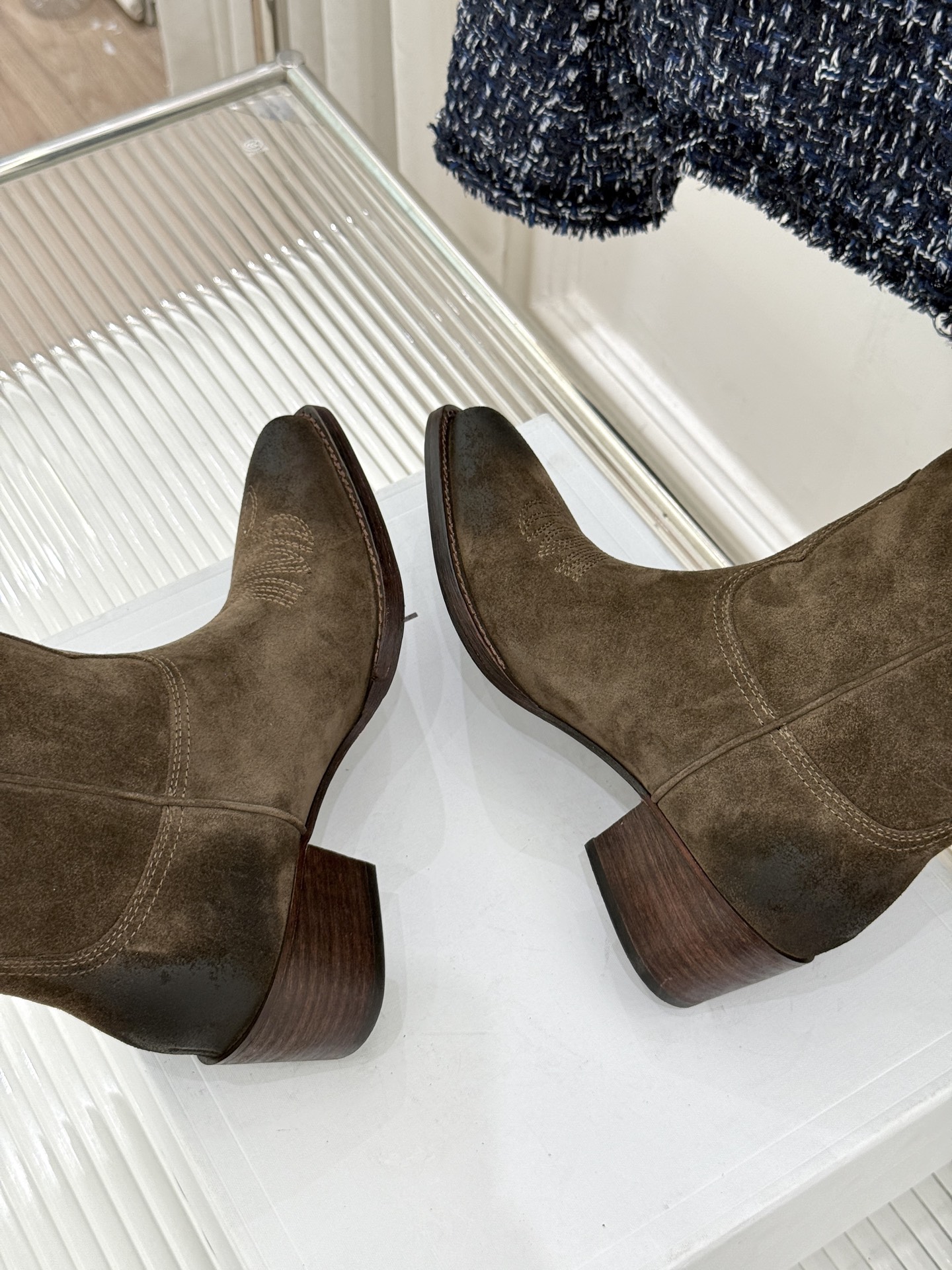 Celine /塞琳经典秋冬复古 西部缝线粗跟短靴 秋冬穿搭的灵魂单品 经典款永不过时 鞋柜必备投资级单品 细节尽显品牌 Celine /塞琳经典秋冬复古 西部缝线粗跟短靴 秋冬穿搭的灵魂单品 经典款永不过时 鞋柜必备投资级单品 细节尽显品牌