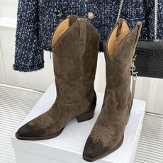 Celine /塞琳经典秋冬复古 西部缝线粗跟短靴 秋冬穿搭的灵魂单品 经典款永不过时 鞋柜必备投资级单品 细节尽显品牌 Celine /塞琳经典秋冬复古 西部缝线粗跟短靴 秋冬穿搭的灵魂单品 经典款永不过时 鞋柜必备投资级单品 细节尽显品牌