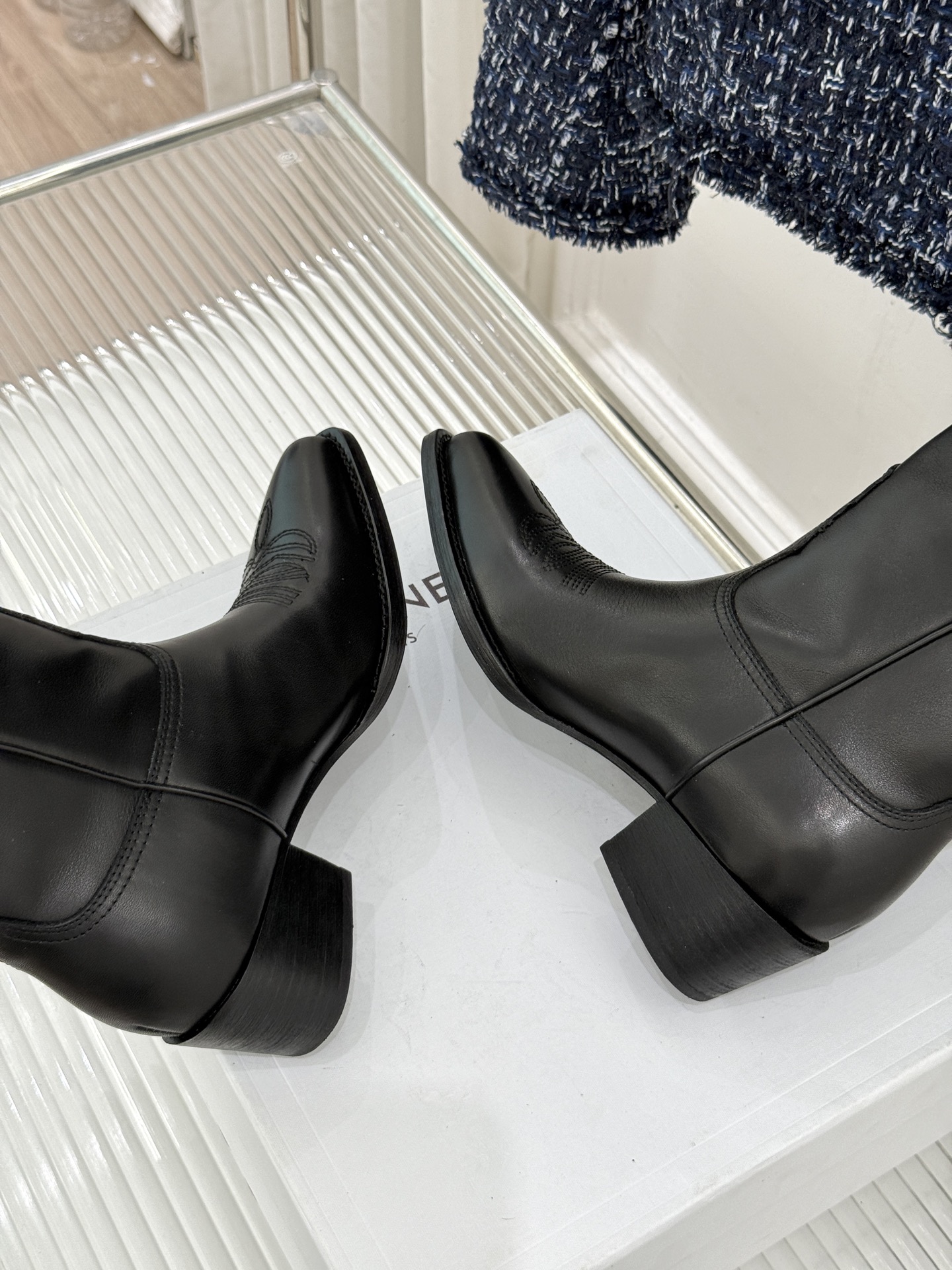 Celine /塞琳经典秋冬复古 西部缝线粗跟短靴 秋冬穿搭的灵魂单品 经典款永不过时 鞋柜必备投资级单品 细节尽显品牌 Celine /塞琳经典秋冬复古 西部缝线粗跟短靴 秋冬穿搭的灵魂单品 经典款永不过时 鞋柜必备投资级单品 细节尽显品牌