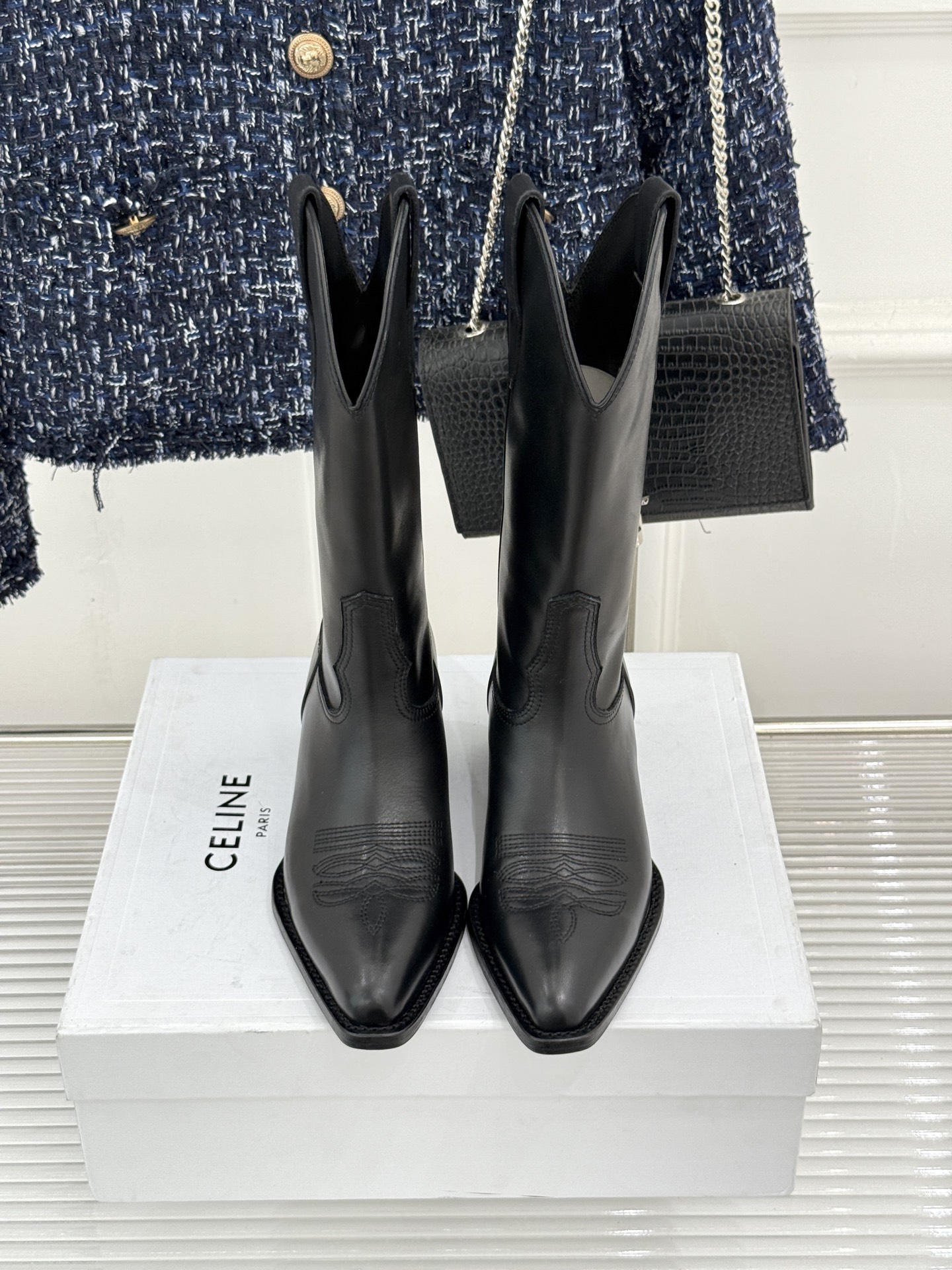 Celine /塞琳经典秋冬复古 西部缝线粗跟短靴 秋冬穿搭的灵魂单品 经典款永不过时 鞋柜必备投资级单品 细节尽显品牌 Celine /塞琳经典秋冬复古 西部缝线粗跟短靴 秋冬穿搭的灵魂单品 经典款永不过时 鞋柜必备投资级单品 细节尽显品牌