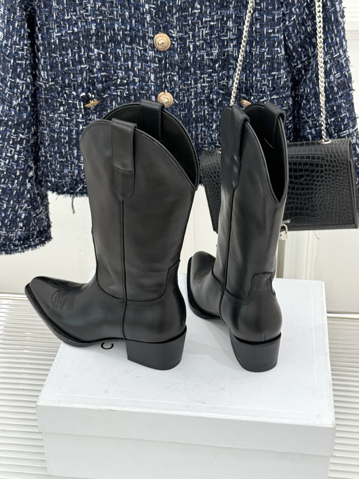 Celine /塞琳经典秋冬复古 西部缝线粗跟短靴 秋冬穿搭的灵魂单品 经典款永不过时 鞋柜必备投资级单品 细节尽显品牌 Celine /塞琳经典秋冬复古 西部缝线粗跟短靴 秋冬穿搭的灵魂单品 经典款永不过时 鞋柜必备投资级单品 细节尽显品牌