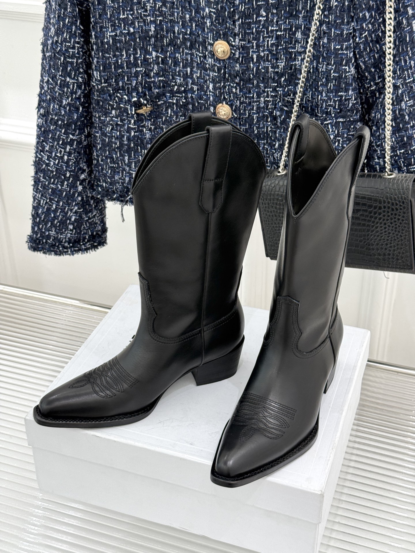 Celine /塞琳经典秋冬复古 西部缝线粗跟短靴 秋冬穿搭的灵魂单品 经典款永不过时 鞋柜必备投资级单品 细节尽显品牌 Celine /塞琳经典秋冬复古 西部缝线粗跟短靴 秋冬穿搭的灵魂单品 经典款永不过时 鞋柜必备投资级单品 细节尽显品牌