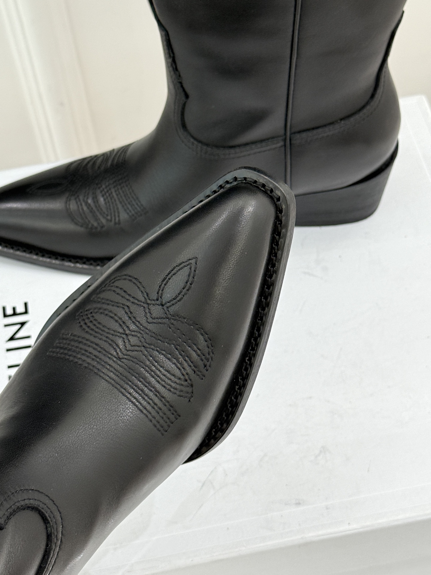Celine /塞琳经典秋冬复古 西部缝线粗跟短靴 秋冬穿搭的灵魂单品 经典款永不过时 鞋柜必备投资级单品 细节尽显品牌 Celine /塞琳经典秋冬复古 西部缝线粗跟短靴 秋冬穿搭的灵魂单品 经典款永不过时 鞋柜必备投资级单品 细节尽显品牌
